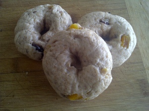 Bagel with dried fruit