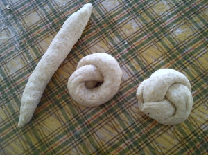 How to make knotted rolls
