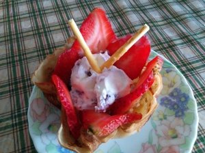 strawberry ice cream sundae
