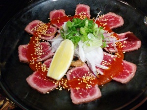 beef tataki on black plate